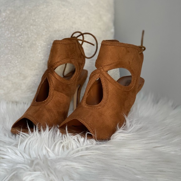 NEW (Never Worn) Tan Lace Back Peep Toe Spike Heel - Picture 3 of 4